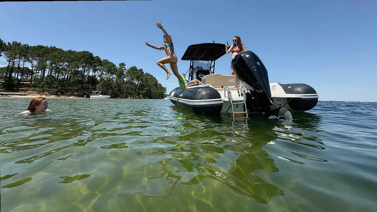 Familia disfrutando de un alquiler de barco en Combarro
